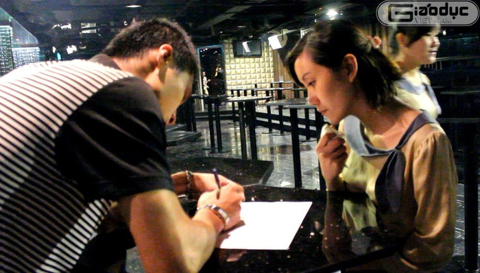 Kiểm tra chứng minh thư nhân dân và hợp đồng lao động của nhân viên trong quán bar Kiểm tra chứng minh thư nhân dân và hợp đồng lao động của nhân viên trong quán bar