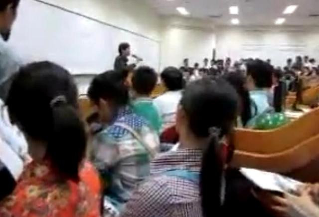 TS Lê Thẩm Dương tại buổi giảng ngày 21/4/2012 (Ảnh cắt từ clip)
