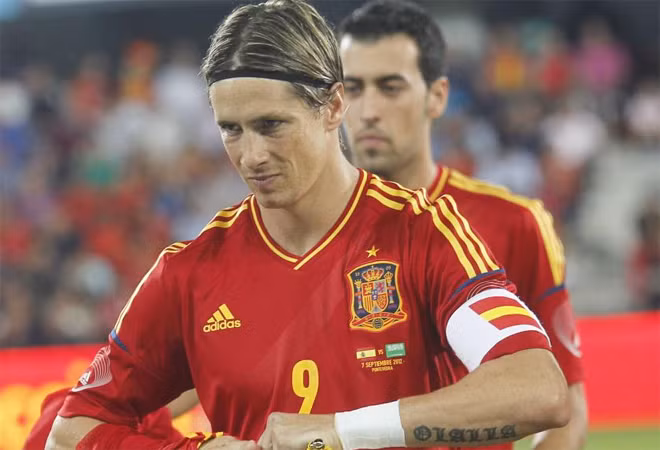 Torres nhận tấm băng đội trưởng La Roja trong lần khoác áo ĐTQG thứ 100 của anh.