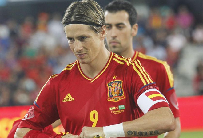 Torres nhận tấm băng đội trưởng La Roja trong lần khoác áo ĐTQG thứ 100 của anh. Torres nhận tấm băng đội trưởng La Roja trong lần khoác áo ĐTQG thứ 100 của anh.