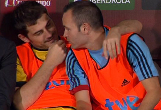Phía ngoài sân, Casillas và Iniesta làm thân, mừng chiến thắng của đội nhà. Phía ngoài sân, Casillas và Iniesta làm thân, mừng chiến thắng của đội nhà.