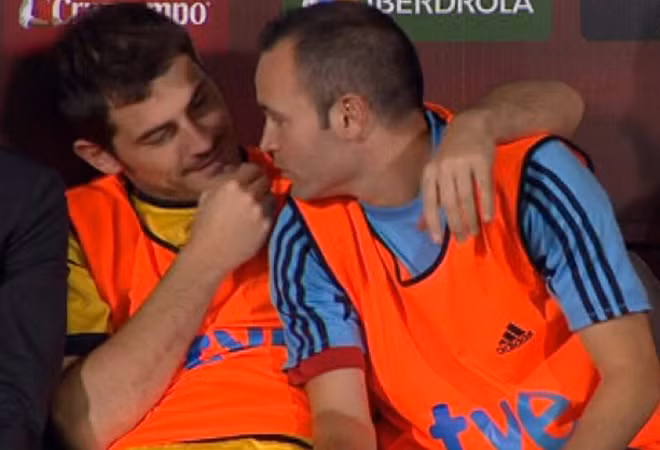 Phía ngoài sân, Casillas và Iniesta làm thân, mừng chiến thắng của đội nhà.