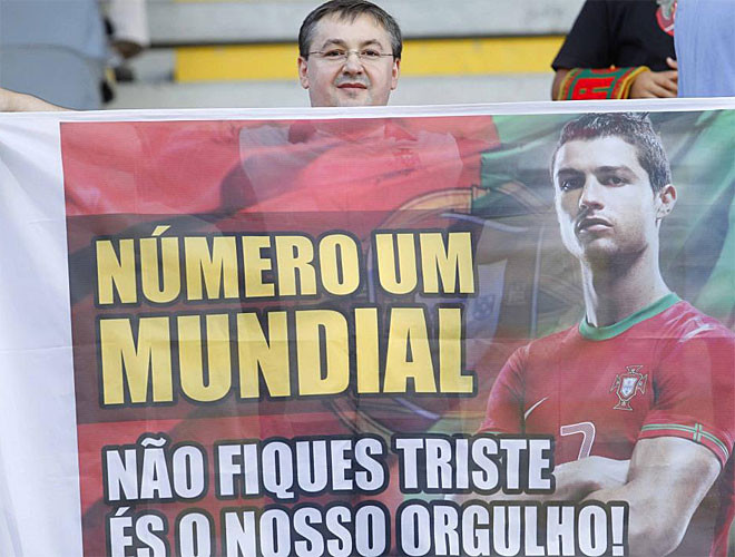 CĐV nhà ủng hộ Ronaldo, BĐN hạ Azerbaijan với tỷ số 3-0.