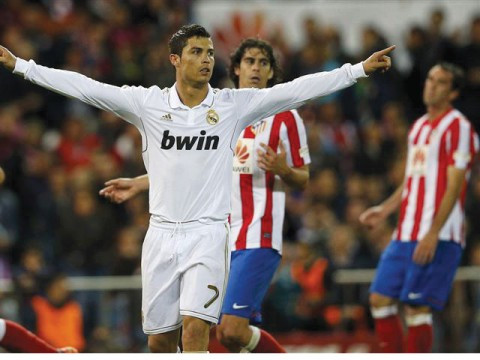 Ronaldo ghi bàn vào lưới Atletico, đối thủ láng giềng của Real.