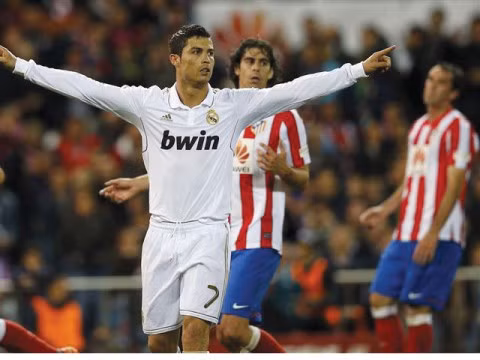 Ronaldo ghi bàn vào lưới Atletico, đối thủ láng giềng của Real. Ronaldo ghi bàn vào lưới Atletico, đối thủ láng giềng của Real.