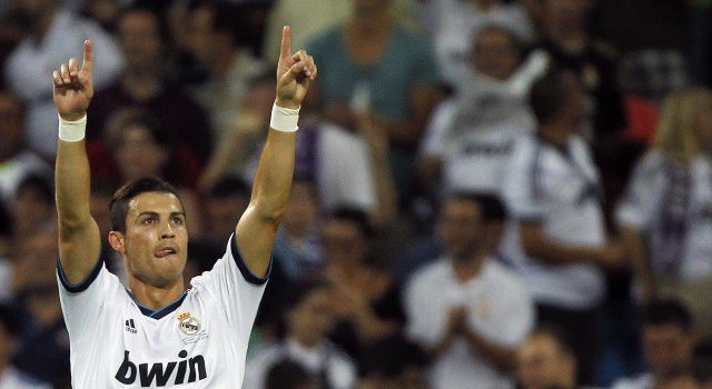 Ở lần tái đấu trên sân Bernabeu, Ronaldo lại sút tung lưới Barca, Real lên ngôi vô địch Siêu cúp.