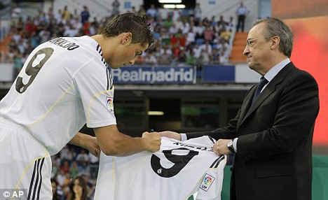 Để sở hữu Ronaldo, ngài Florentino Perez đã phải bỏ ra gần 100 triệu euro.