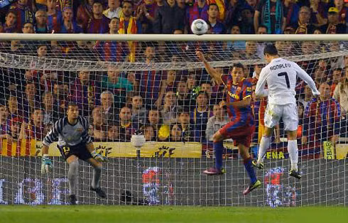Ronaldo ghi bàn vào lưới Barca giúp Real giành Cúp nhà Vua. Ronaldo ghi bàn vào lưới Barca giúp Real giành Cúp nhà Vua.