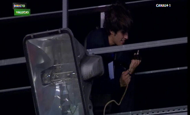 Giàn đèn tiếp tục được sửa chữa. Giàn đèn tiếp tục được sửa chữa.