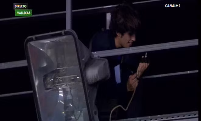 Giàn đèn tiếp tục được sửa chữa. Giàn đèn tiếp tục được sửa chữa.