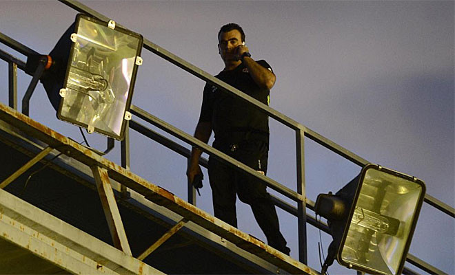 Các nhân viên cố gắng sữa chữa giàn đèn. Các nhân viên cố gắng sữa chữa giàn đèn.