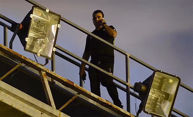 Các nhân viên cố gắng sữa chữa giàn đèn. Các nhân viên cố gắng sữa chữa giàn đèn.