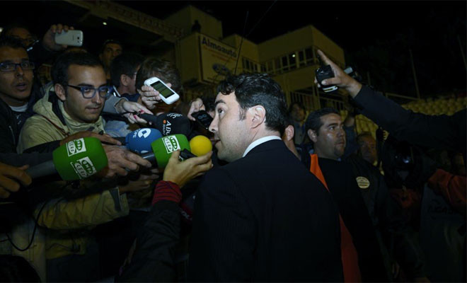 Trả lời những thắc mắc từ báo chí. Trả lời những thắc mắc từ báo chí.