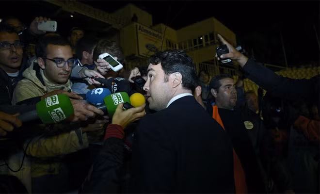 Trả lời những thắc mắc từ báo chí. Trả lời những thắc mắc từ báo chí.