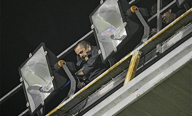 Sự cố giàn đèn ở sân Vallecas gặp vấn đề. Sự cố giàn đèn ở sân Vallecas gặp vấn đề.