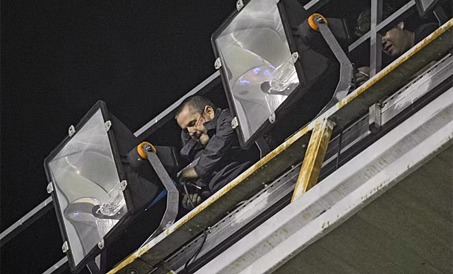 Sự cố giàn đèn ở sân Vallecas gặp vấn đề. Sự cố giàn đèn ở sân Vallecas gặp vấn đề.