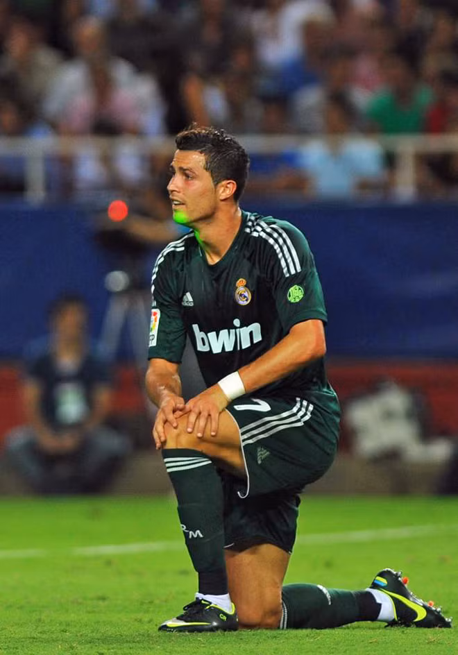 Ngược lại, dù chơi đầy nỗ lực, tạo ra nhiều cơ hội, nhưng Ronanldo "tịt ngòi".