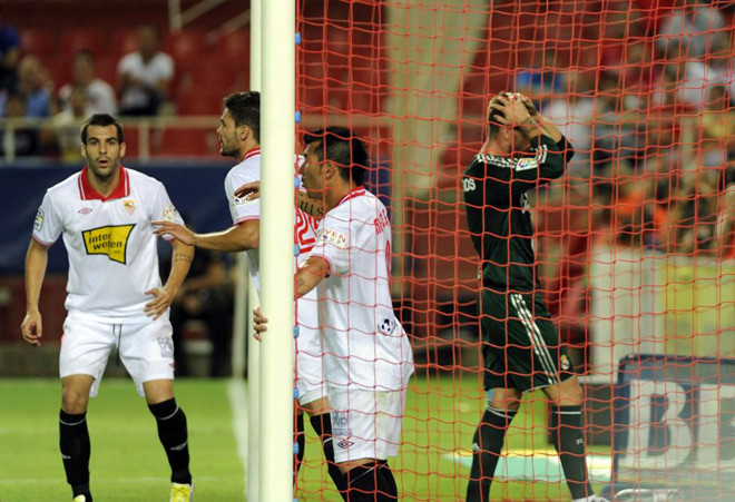 Ramos đánh đầu trượt từ cự ly...1m. Ramos đánh đầu trượt từ cự ly...1m.