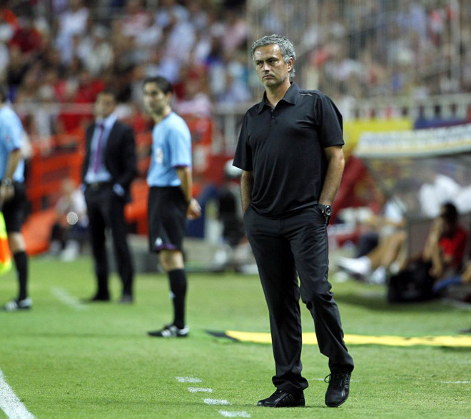 Mourinho buồn bã. Mourinho buồn bã.