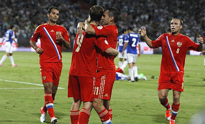 "Gấu Nga" thể hiện sức mạnh.