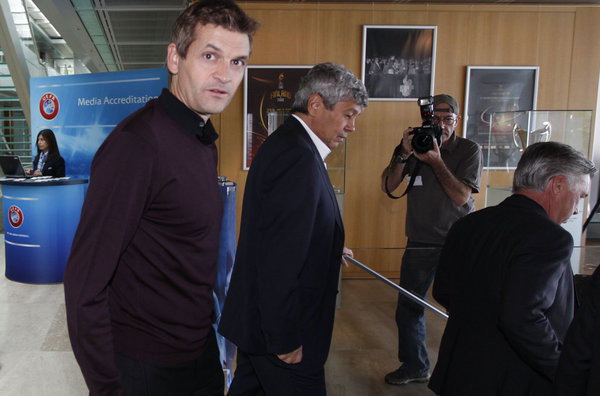 Tito Vilanova lần đầu tiên có mặt ở cuộc gặp thường niên này. Bởi trước đó công việc này thuộc về Guardiola.