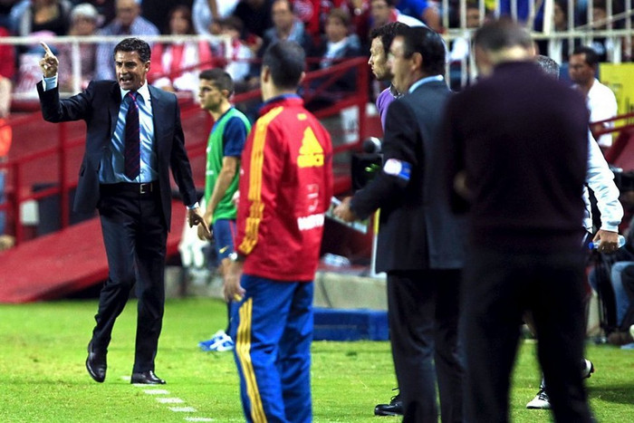 Tới lượt HLV của Sevilla ức chế với các phán quyết của trọng tài.