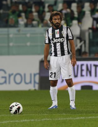 Pirlo đứng trước cú đá phạt trực tiếp.