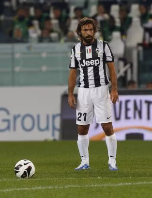 Pirlo đứng trước cú đá phạt trực tiếp.
