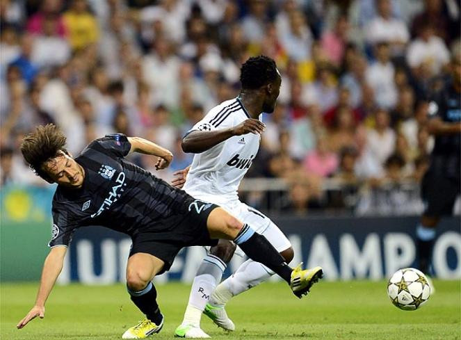 Essien bắt chặt Silva.