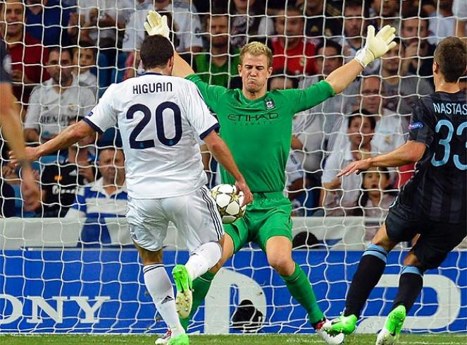 Higuain tung cú dứt điểm.