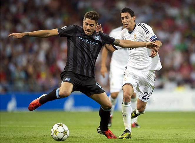 Di Maria theo sát đối thủ.