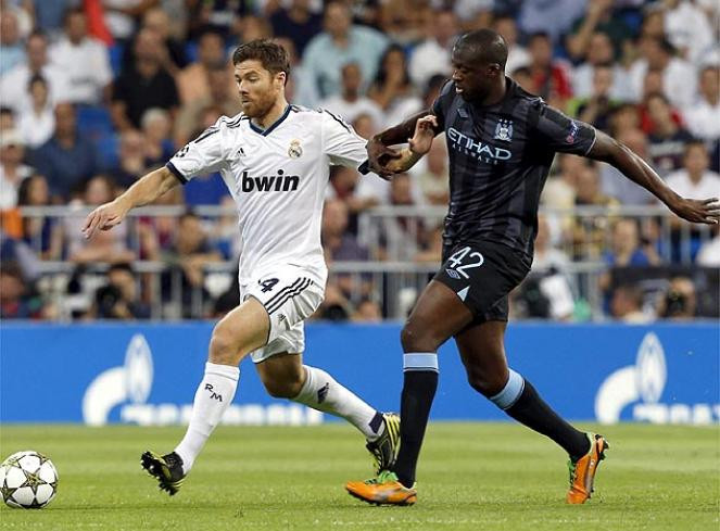 Cuộc đọ sức ở khu trung tuyến giữ Alonso và Toure.