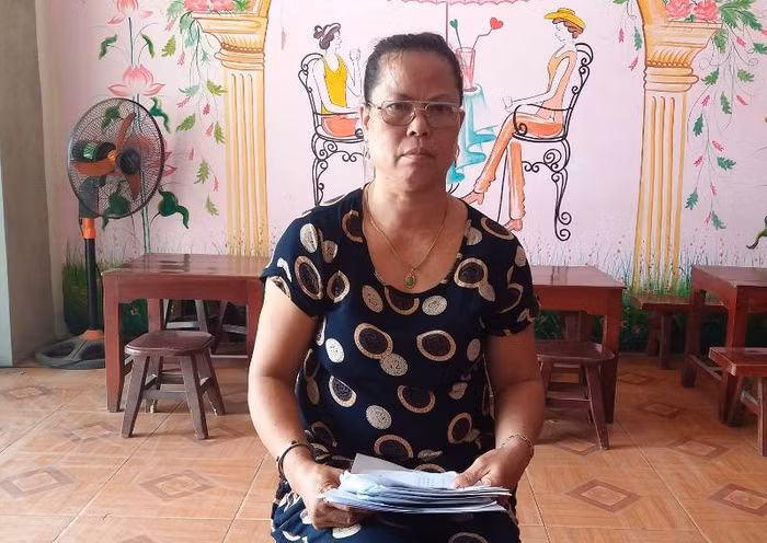 Cô Nguyễn Thị Loan buồn bã khi chia sẻ về thời nhận lương chỉ là lúa, khoai, đến khi nghỉ hưu mức lương hưu ít ỏi cũng chỉ được hơn 1 triệu đồng (Ảnh Thanh Hoa)