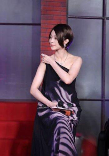 Hững hờ bờ vai thon trong bộ đầm lụa suông mềm