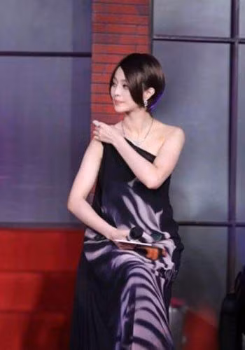 Hững hờ bờ vai thon trong bộ đầm lụa suông mềm