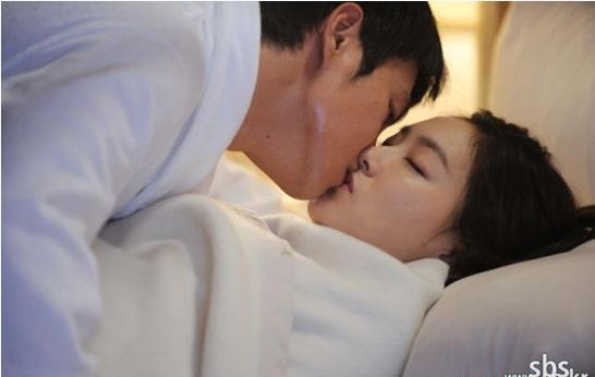 Cảnh bed scene giữa Hwang Jung Eum và Joo Sang Wook trong bộ phim này cũng trở thành chủ đề nóng hổi trên các diễn đàn điện ảnh Cảnh bed scene giữa Hwang Jung Eum và Joo Sang Wook trong bộ phim này cũng trở thành chủ đề nóng hổi trên các diễn đàn điện ảnh