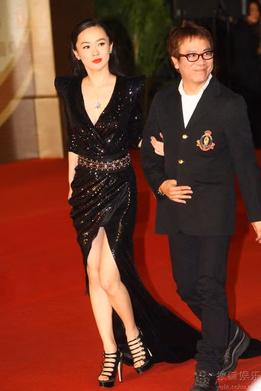 Hoắc Tư Yến lộng lẫy trên thảm đỏ trong thiết kế xa xỉ của Balmain