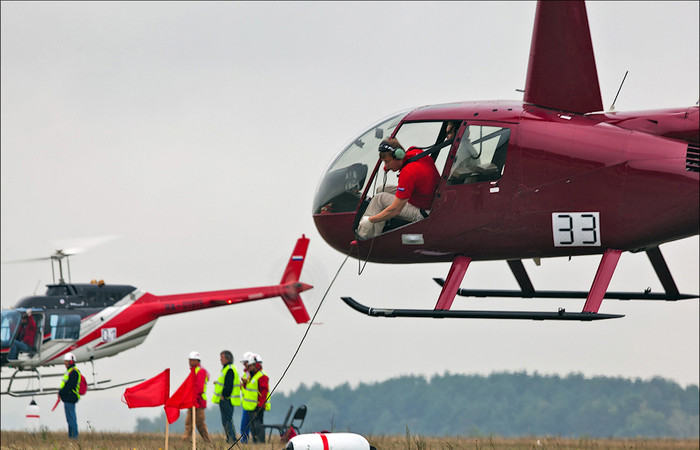 Các trực thăng thực hiện phần thi vận chuyển hàng hóa. Các trực thăng thực hiện phần thi vận chuyển hàng hóa.