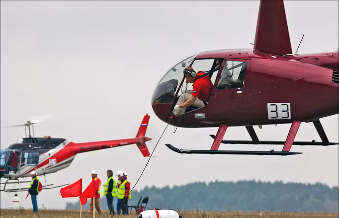 Các trực thăng thực hiện phần thi vận chuyển hàng hóa.
