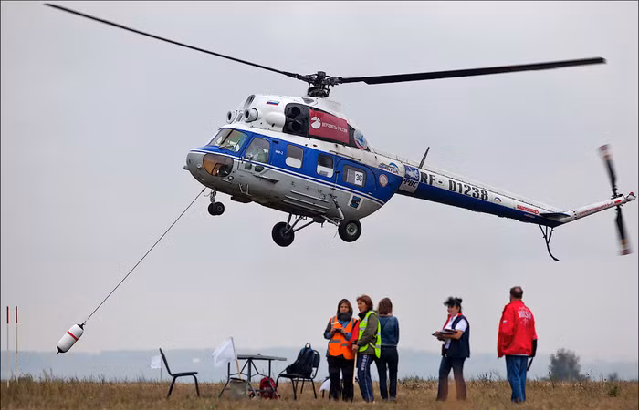 Trực thăng Mi-2 của Nga thực hiện phần thi vận chuyển hàng hóa.