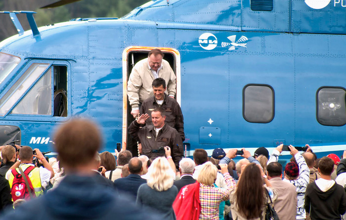 Chiếc trực thăng lập kỷ lục thế giới được lái bởi các phi công của nhà máy trực thăng Mil Moscow của hãng Russian Helicopters. Chiếc trực thăng lập kỷ lục thế giới được lái bởi các phi công của nhà máy trực thăng Mil Moscow của hãng Russian Helicopters.