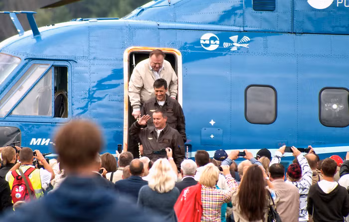 Chiếc trực thăng lập kỷ lục thế giới được lái bởi các phi công của nhà máy trực thăng Mil Moscow của hãng Russian Helicopters.