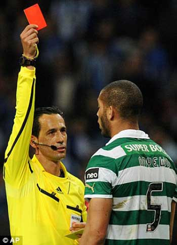 Trọng tài Pedro Proenca đã rút ra 2 thẻ đỏ và thổi phạt đền 1 lần chỉ trong 2 trận cầm còi gần nhất ở Champions League Trọng tài Pedro Proenca đã rút ra 2 thẻ đỏ và thổi phạt đền 1 lần chỉ trong 2 trận cầm còi gần nhất ở Champions League