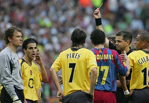 Jens Lehmann (trái) bị truất quyền thi đấu trong thất bại 1-2 của Arsenal trước Barcelona tại chung kết năm 2006 Jens Lehmann (trái) bị truất quyền thi đấu trong thất bại 1-2 của Arsenal trước Barcelona tại chung kết năm 2006