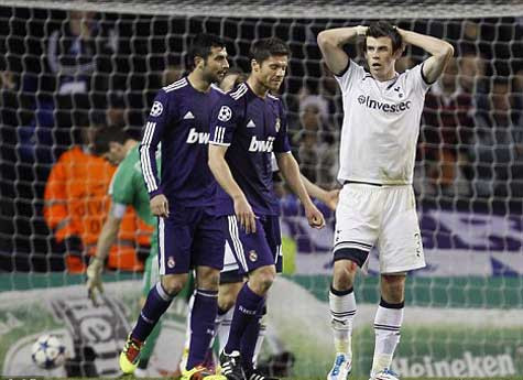 Tottenham bị Real Madrid loại tại tứ kết năm 2011 Tottenham bị Real Madrid loại tại tứ kết năm 2011