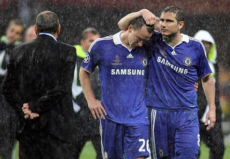 Frank Lampard an ủi đồng đội John Terry sau thất bại tại chung kết năm 2008 Frank Lampard an ủi đồng đội John Terry sau thất bại tại chung kết năm 2008
