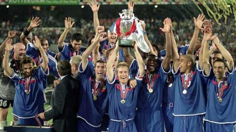 Didier Deschamps cùng các đồng đội ăn mừng chức vô địch châu Âu 2 năm sau khi đăng quang tại World Cup Didier Deschamps cùng các đồng đội ăn mừng chức vô địch châu Âu 2 năm sau khi đăng quang tại World Cup