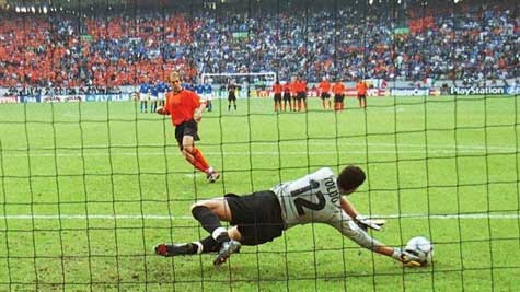 Francesco Toldo cản phá cú đá luân lưu của Paul Bosvelt để đưa Italia vào trận chung kết Francesco Toldo cản phá cú đá luân lưu của Paul Bosvelt để đưa Italia vào trận chung kết