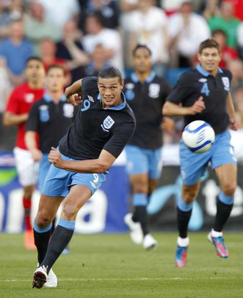 Với việc đeo áo số 9, Andy Carroll có thể sẽ là trung phong chính thức của tuyển Anh tại EURO 2012 Với việc đeo áo số 9, Andy Carroll có thể sẽ là trung phong chính thức của tuyển Anh tại EURO 2012