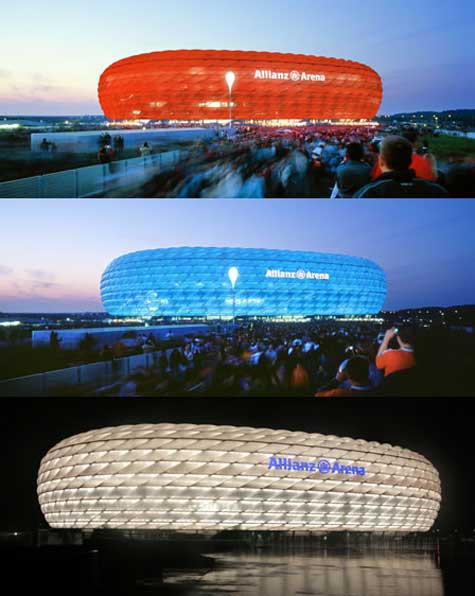 Những tông màu được chiếu sáng của Allianz Arena trong các trận đấu: Đỏ cho Bayern Munich, Xanh nhạt cho 1860 Munich, Trắng cho ĐTQG Đức Những tông màu được chiếu sáng của Allianz Arena trong các trận đấu: Đỏ cho Bayern Munich, Xanh nhạt cho 1860 Munich, Trắng cho ĐTQG Đức